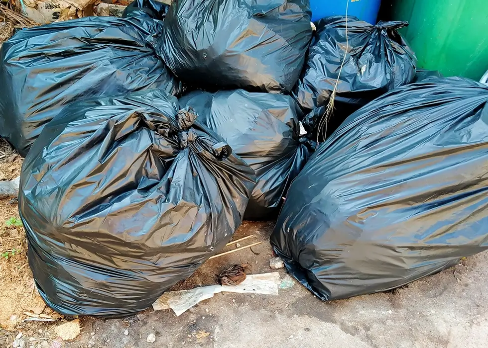 Mehrere Müllsäcke gefüllt mit Restmüll.